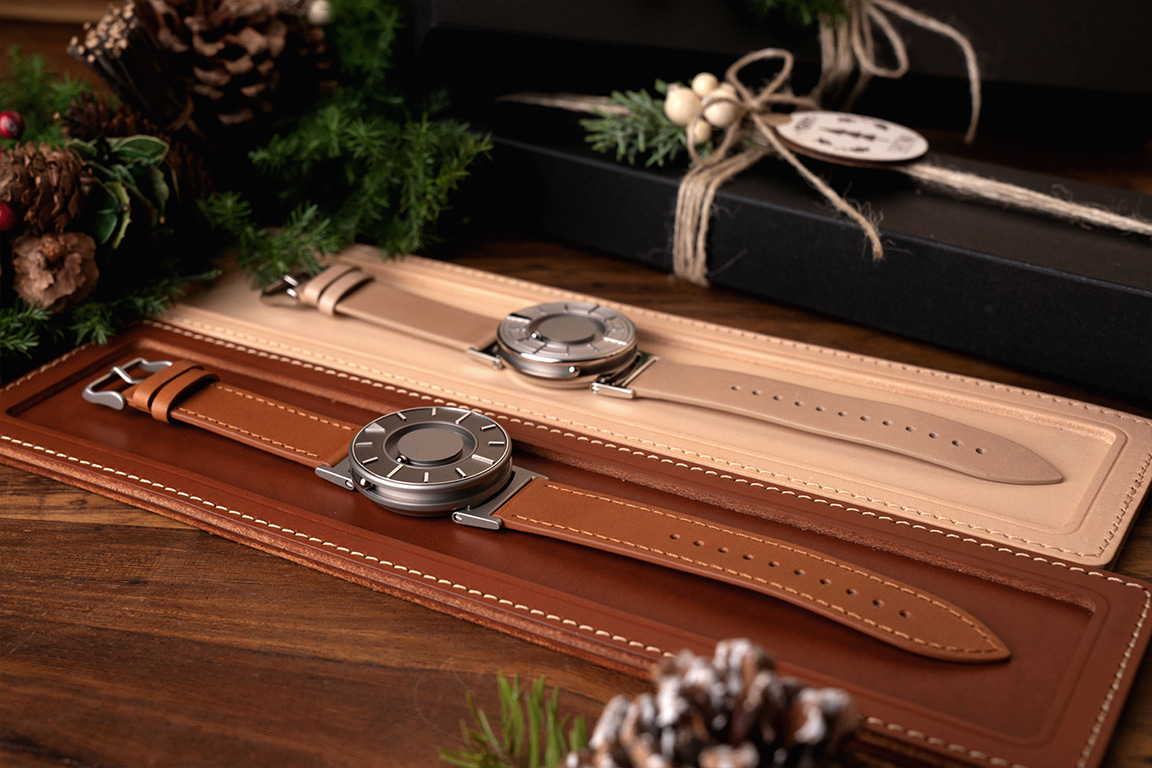 브라운, 베이지 시계 트레이 위에 놓여 있는 브래들리 보이저, 브래들리 엣지 실버 제품.
